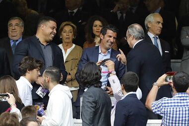 Luís Figo com Florentino Pérez no Estádio Santiago Bernabeu em Madrid