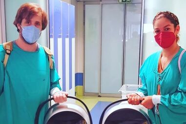 Marta Faial leva filhas para casa