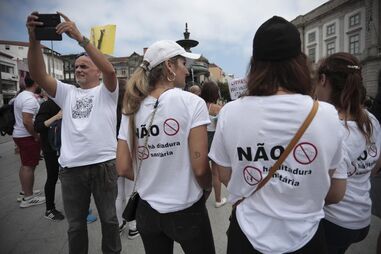 Manifestantes utilizam t-shirt com mensagem contraditória devido a erro ortográfico