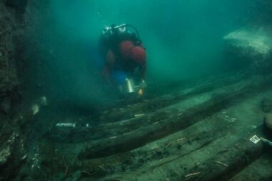 Encontrados vestígios de navio e cemitério em cidade submersa no Egipto