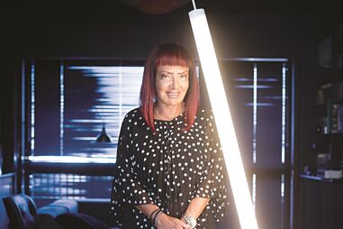 Ana Salazar, 80 anos, fotografada esta semana na sua casa, entre duas viagens de lazer e várias reuniões de trabalho