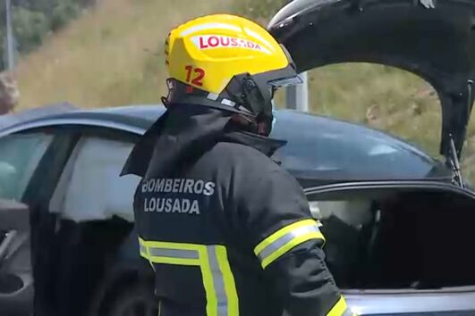 Carro incendeia-se ao colidir com outro na Lousada. Mulher transportada ao hospital em estado grave