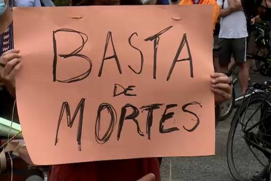 Ciclistas em vigília por vítimas das estradas em homenagem a grávida morta em atropelamento