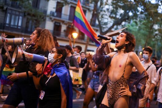 Milhares manifestam-se pelos direitos LGBT em Espanha após a morte de Samuel