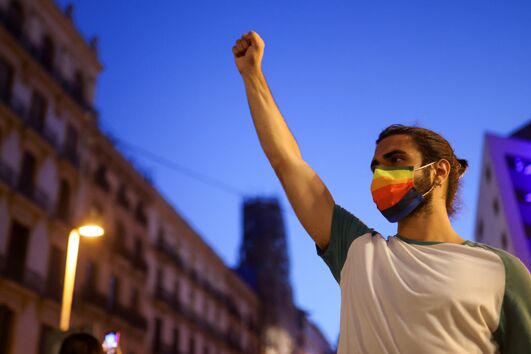 Milhares manifestam-se pelos direitos LGBT em Espanha após a morte de Samuel