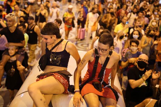 Milhares manifestam-se pelos direitos LGBT em Espanha após a morte de Samuel