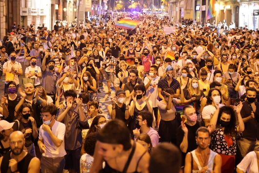 Milhares manifestam-se pelos direitos LGBT em Espanha após a morte de Samuel