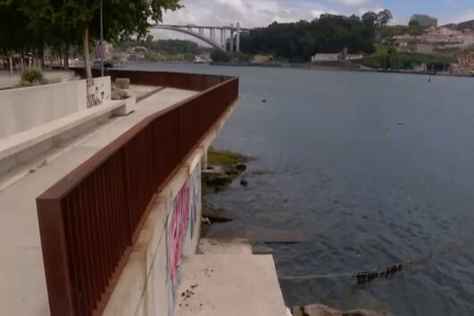 Homem resgatado após cair ao rio Douro no Porto