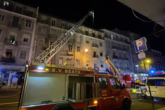 Dois mortos e nove feridos, entre os quais um bombeiro, em incêndio num prédio em Lisboa
