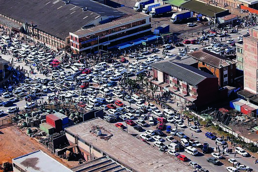 África do Sul: Violência regressa ao país que Mandela uniu