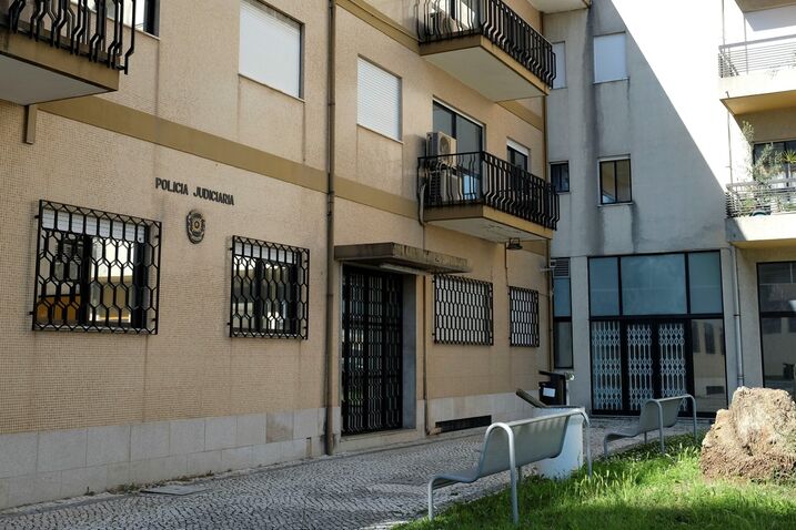 Tio força sobrinho menor a assistir a violação a amiga