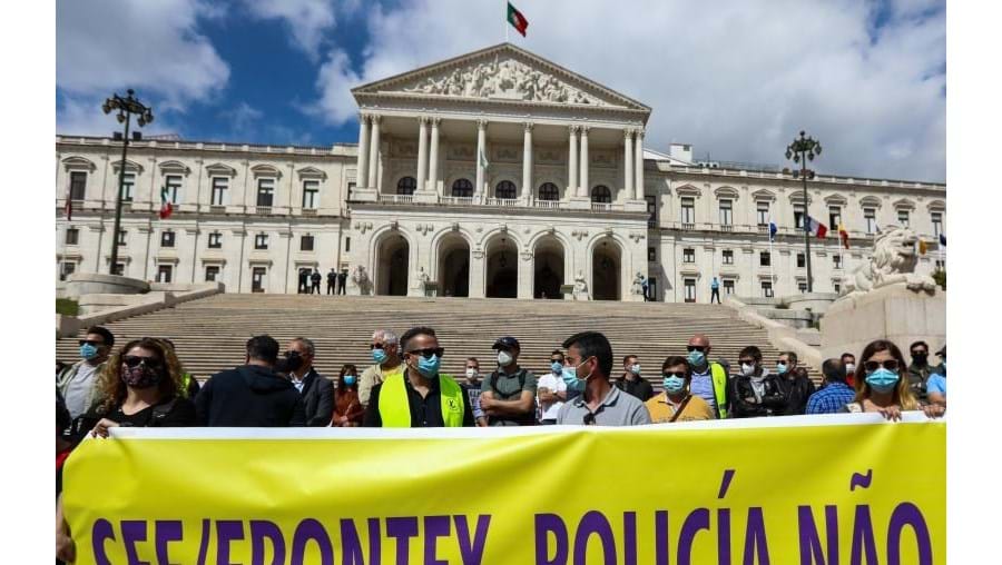 Inspetores do SEF regressam à Assembleia da República para protestar contra a extinção da força de segurança e fazem também greve a nível nacional