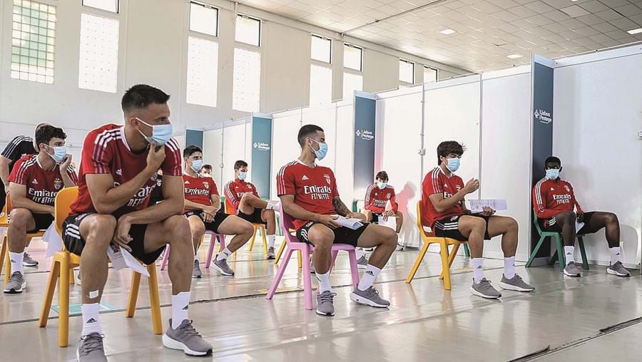 Jogadores do Benfica a aguardar para serem vacinados
