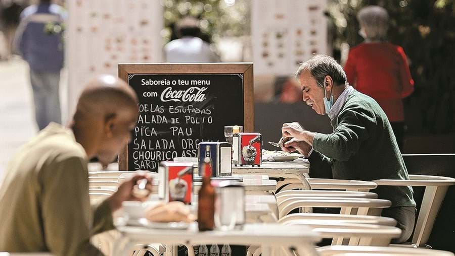 Seis milhões de faturas com bónus do IVAucher - Economia ...