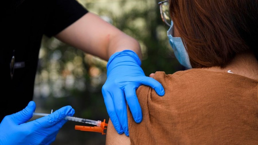 Adolescente recebe vacina contra a Covid-19