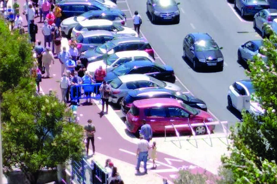 Horas de espera ao sol esta quarta-feira no centro de vacinação de Monte Abraão, Sintra  
