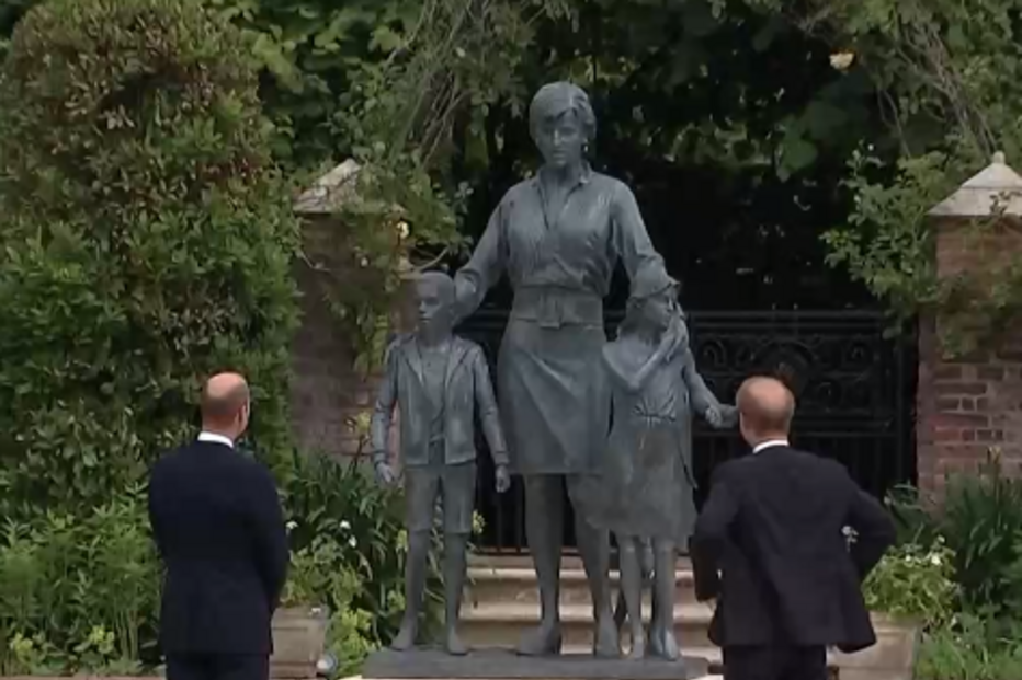 Estátua da 'princesa do povo', inaugurada pelos filhos William e Harry
