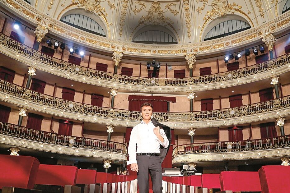 Em 2016 recebeu   condecoração de  Cavaleiro das Artes  e das Letras do Ministério da Cultura e Comunicação francês, uma lista  em que constam  Patti Smith, Audrey Hepburn, David Bowie, Bob Dylan, Amália  Rodrigues, Mariza e  António Lobo Antunes