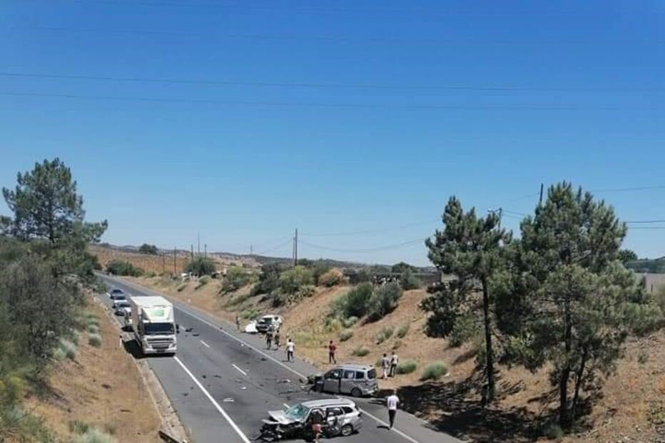 Colisão entre três carros na ligação entre a A22 e a EN125 em Castro Marim faz cinco feridos 