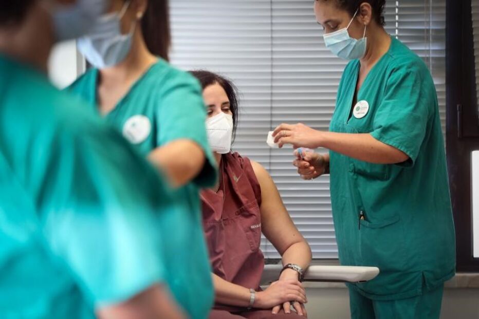 Utente a ser vacinada