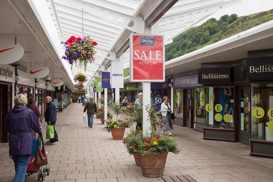 Ebbw Vale's Festival Park, antigo e movimentado centro comercial no País de Gales