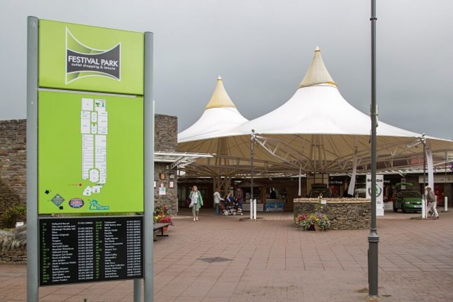 Ebbw Vale's Festival Park, antigo e movimentado centro comercial no País de Gales