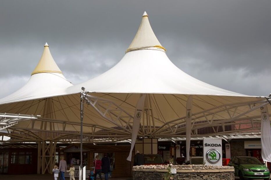 Ebbw Vale's Festival Park, antigo e movimentado centro comercial no País de Gales