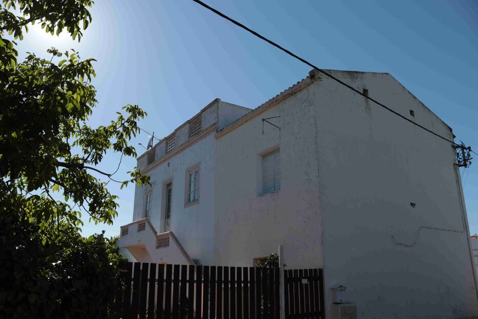 Moradia onde residia a vítima mortal. O interior estava todo revirado e a vítima tombada numa poça de sangue