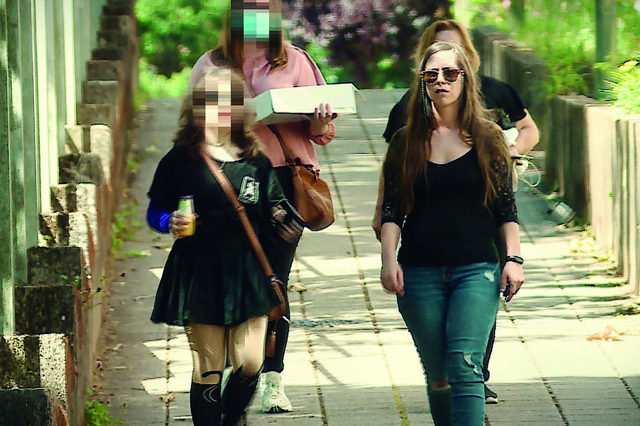 Afastamento entre mãe (à dir.) e filha (à esq.) ditado por decisão polémica do juiz Pedro Gonçalves Pacheco