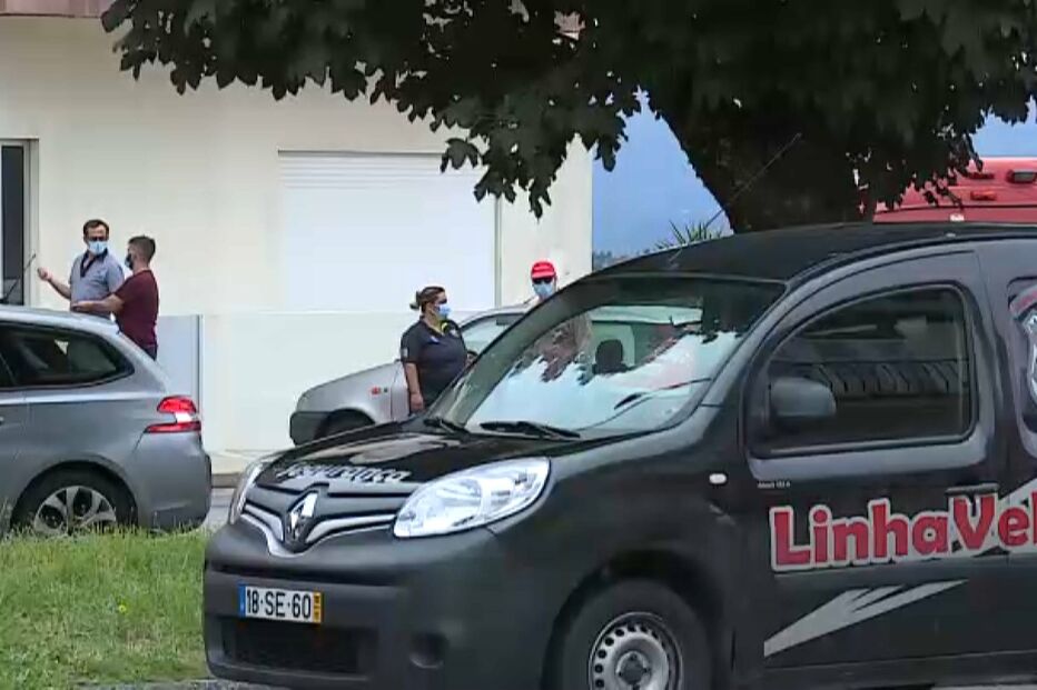 Mulher encontra marido morto ao regressar da missa com os filhos de um ano