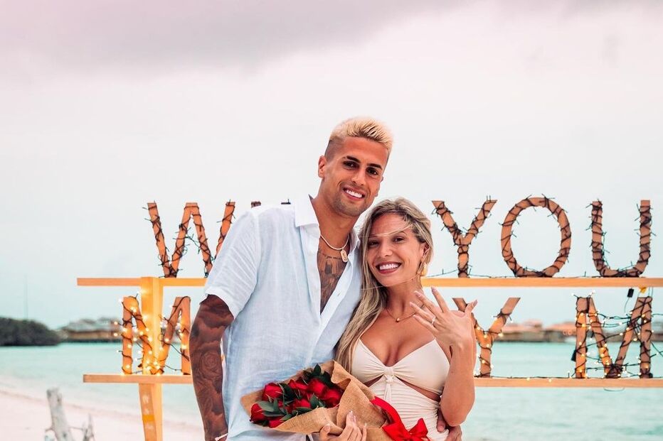 João Cancelo pediu a namorada em casamento