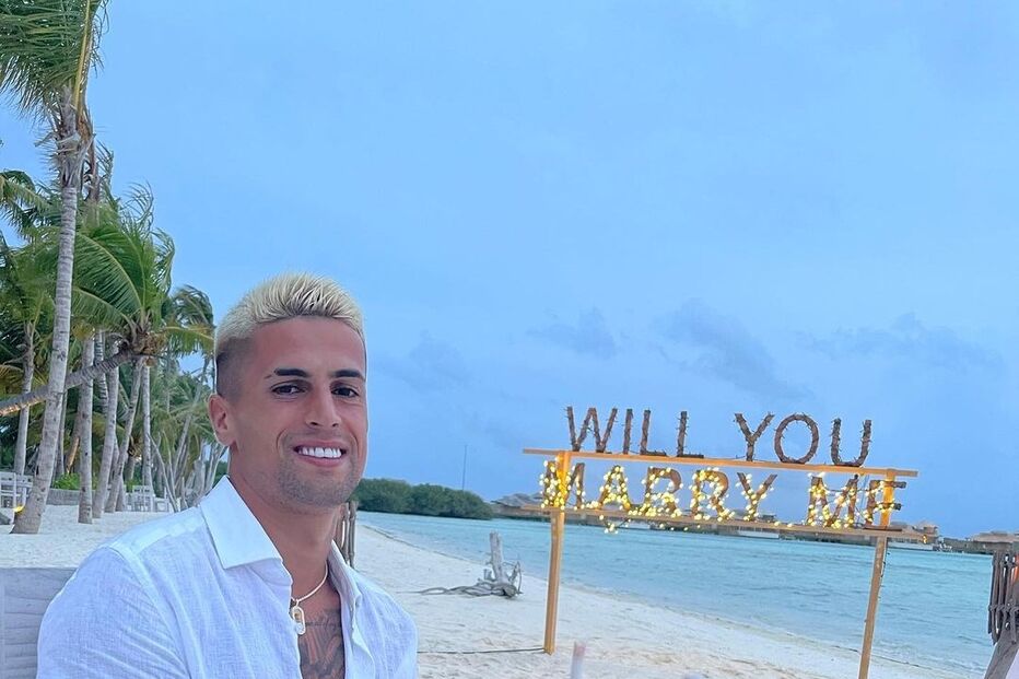 João Cancelo pediu a namorada em casamento