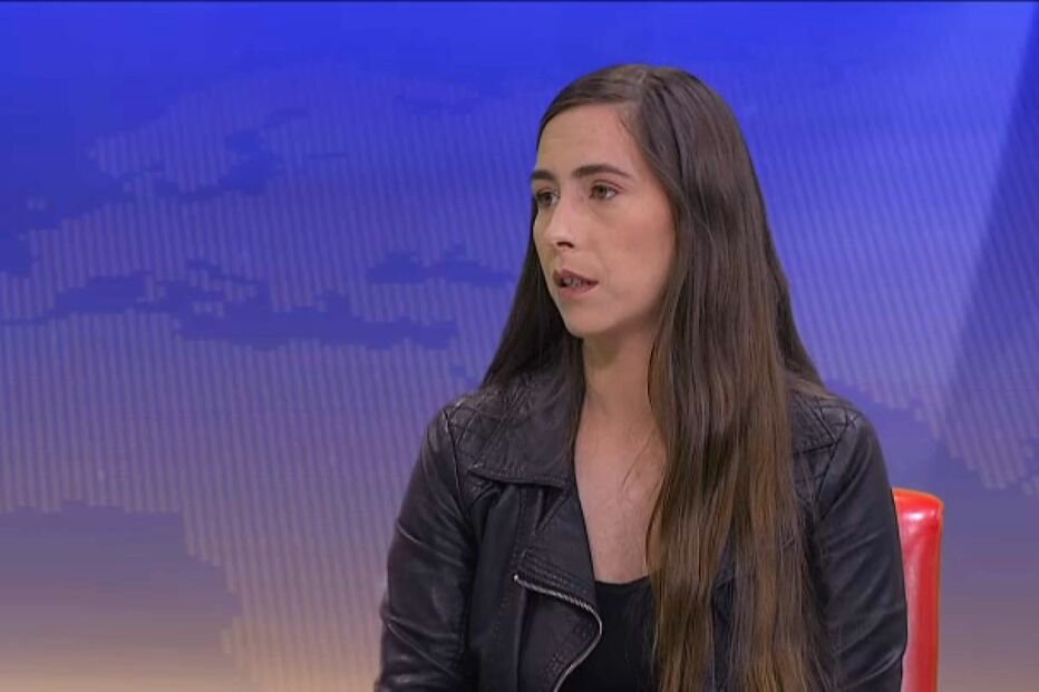 'Pintaram-me como uma negacionista': Mãe de criança de 12 anos retirada diz que filha se sentia mal com máscara