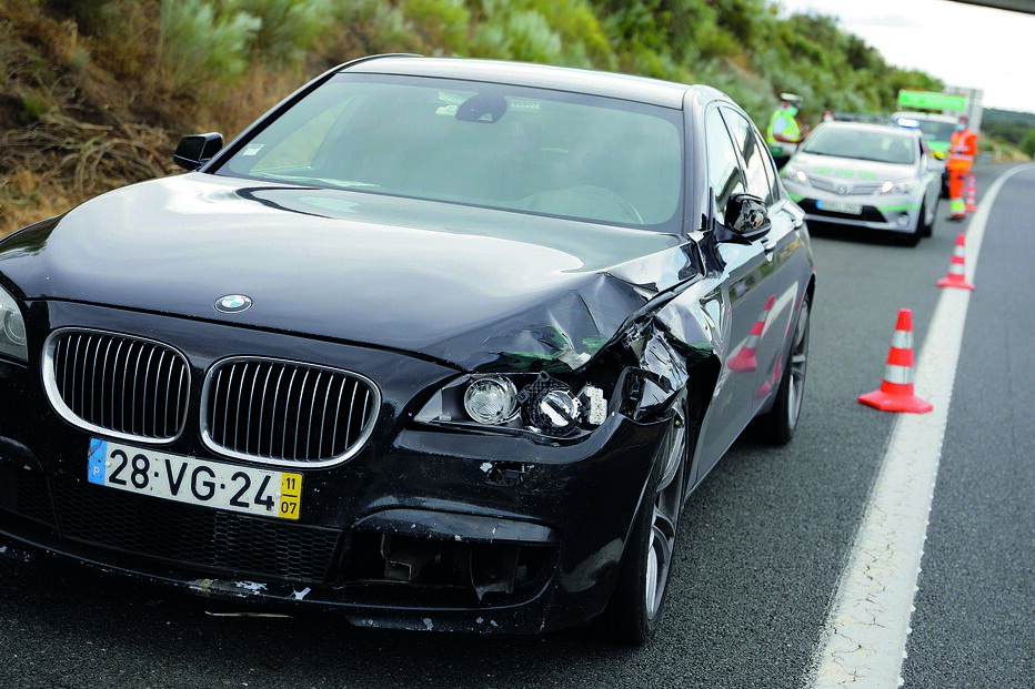 Viatura sofreu danos e ficou parada na berma da A6. Acabou rebocada pela GNR para um parque da BMW, onde foi e ainda deverá ser submetida a perícias