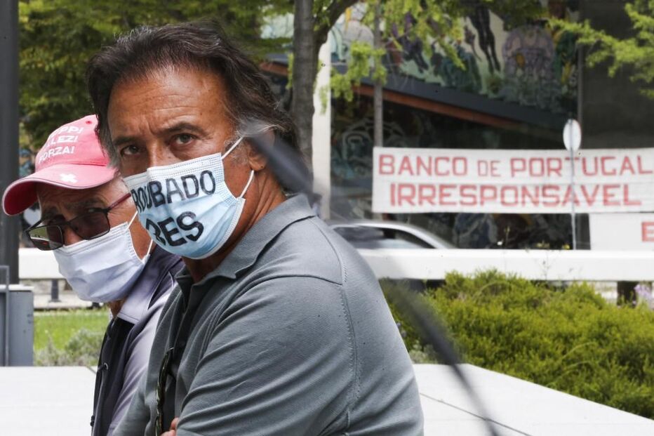 O manifestante lesado do BES com máscara 