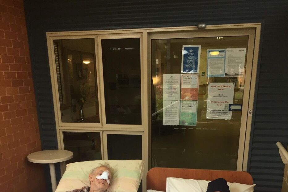 Idoso em estado terminal emociona ao despedir-se da mulher com último toque. Veja as imagens  