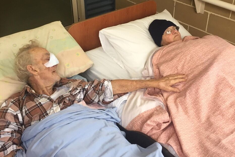 Idoso em estado terminal emociona ao despedir-se da mulher com último toque. Veja as imagens 