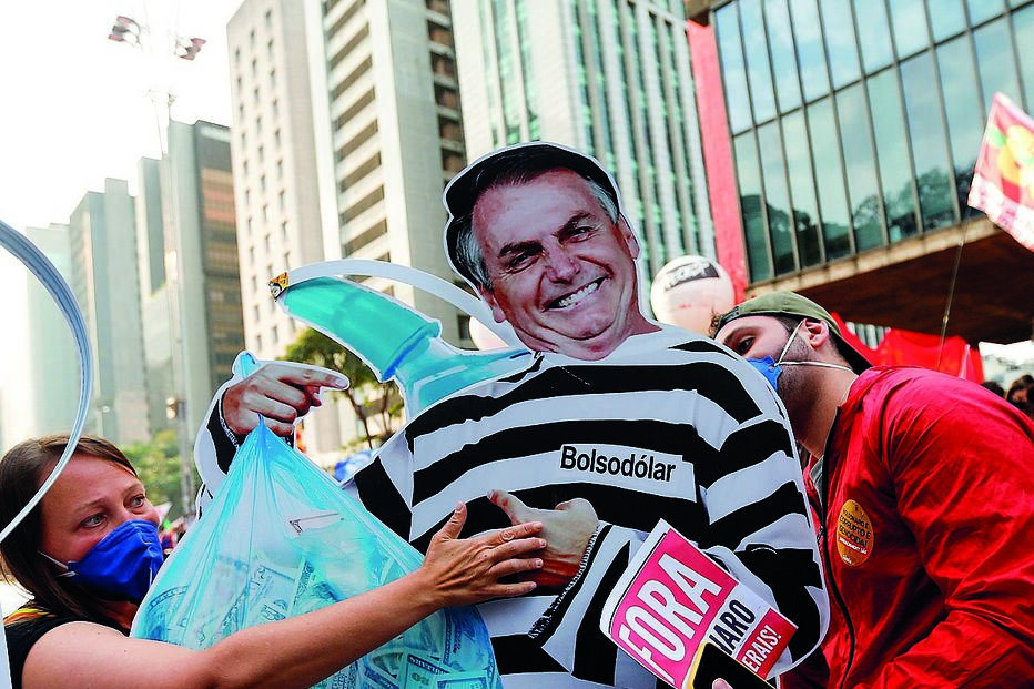 Bolsonaro tem sido alvo de suspeitas sucessivas de gestão danosa 
