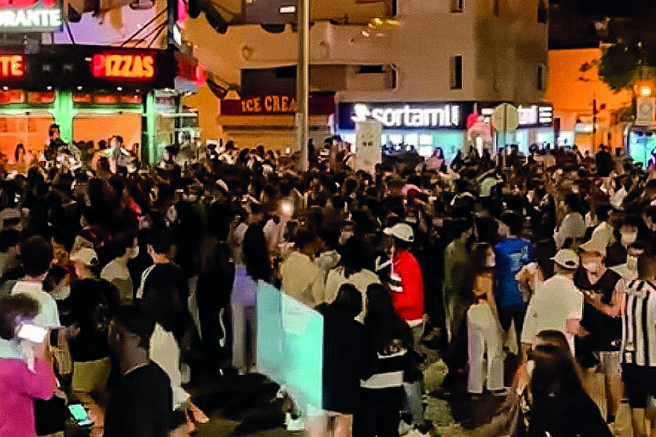 Jovens turistas espanhóis na rua da Oura, em Albufeira