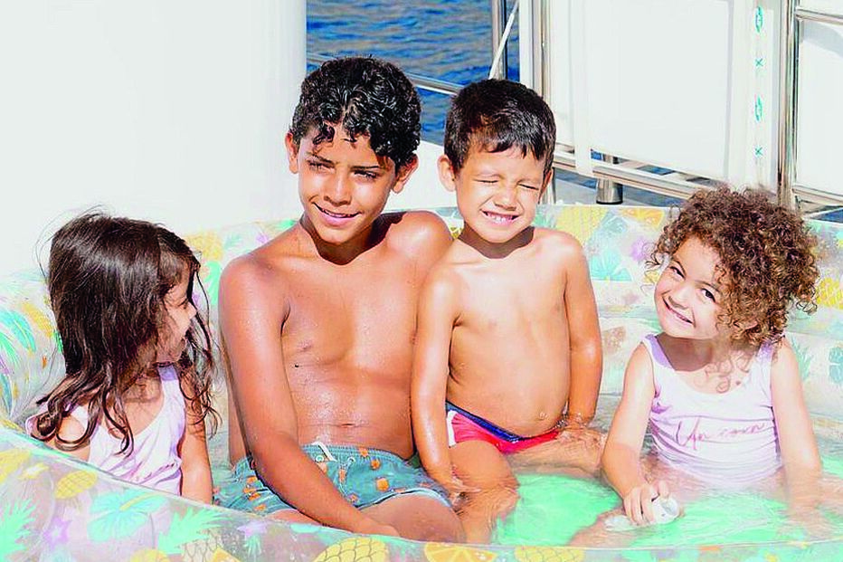 Cristiano Ronaldo de férias com a família mostra sorrisos e alegria a bordo de iate de luxo