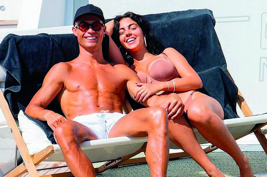 Cristiano Ronaldo de férias com a família mostra sorrisos e alegria a bordo de iate de luxo