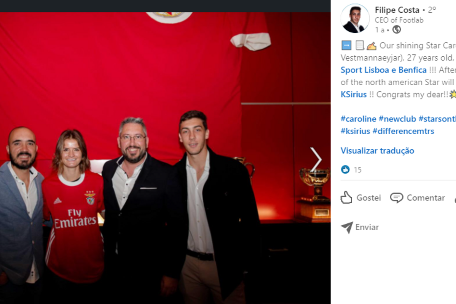 Filipe Costa a apresentar uma atleta de futebol feminino que representou o Benfica