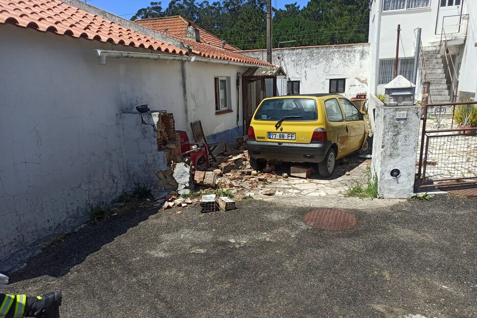 Despiste de carro derruba muro em Janas, Sintra