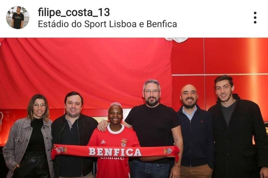 Filipe Costa a apresentar uma atleta de futebol feminino que representou o Benfica	