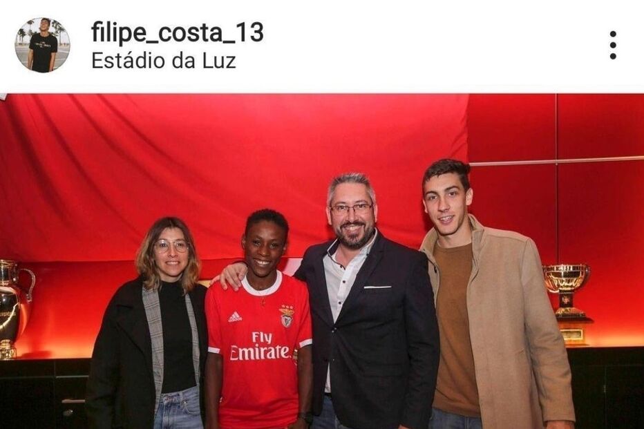 Filipe Costa a apresentar uma atleta de futebol feminino que representou o Benfica	