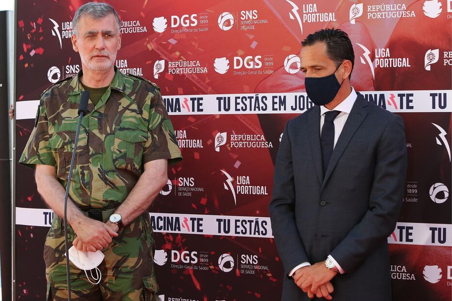 Pedro Proença (direita) e Gouveia e Melo