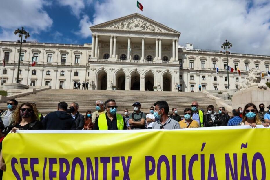 Inspetores do SEF regressam à Assembleia da República para protestar contra a extinção da força de segurança e fazem também greve a nível nacional