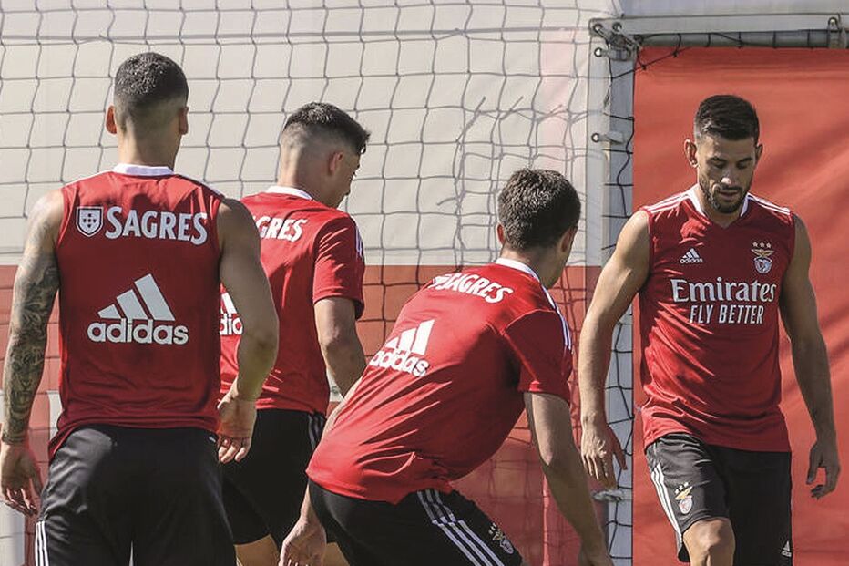 Plantel vai manter as rotinas habituais e o planeamento da pré-época não será alterado.  Jogadores devem manter o foco