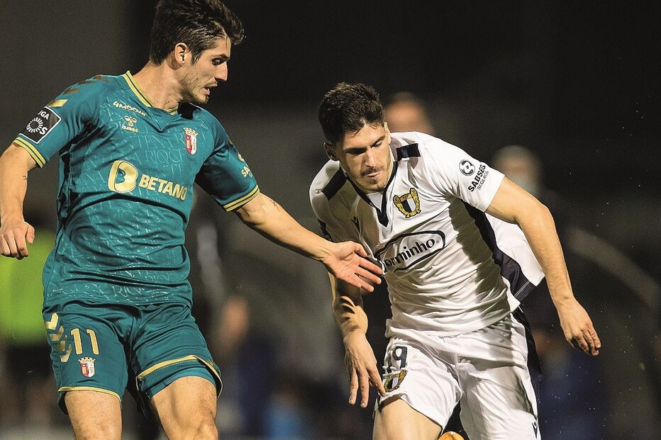 Rúben Vinagre, à direita, chegou a acordo para reforçar o Sporting