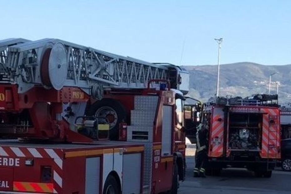 Incêndio deflagra em armazém da Citroën na zona industrial de Vila Real